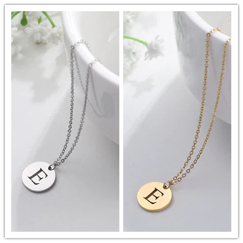 Elegant halsband med hänge i guld med bokstäver