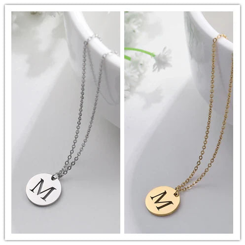 Elegant halsband med hänge i guld med bokstäver