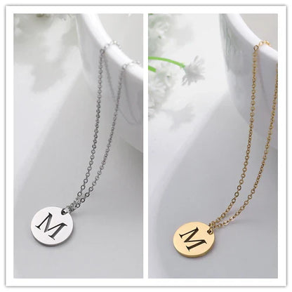 Elegant halsband med hänge i guld med bokstäver