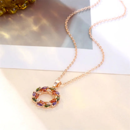 Halsband med skimrande regnbågsberlock