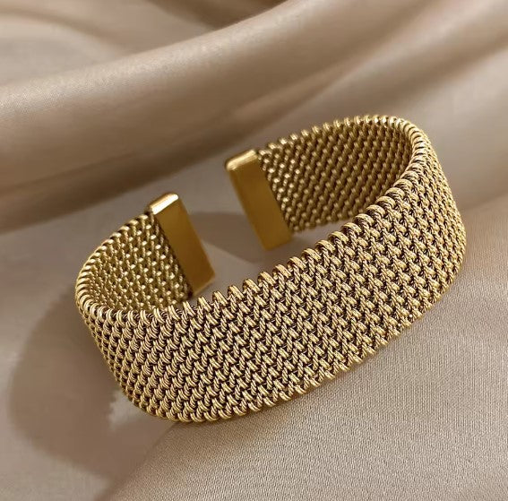 Elegant flätat nätarmband med öppen design 