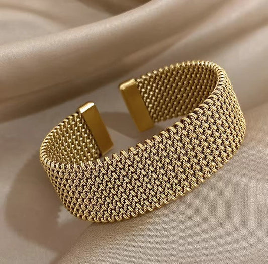 Elegant flätat nätarmband med öppen design 