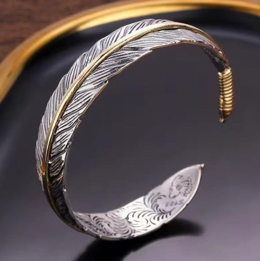 Justerbart armband med vintagefjädermanschett 
