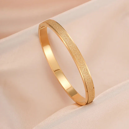 Eleganta minimalistiska guldarmband