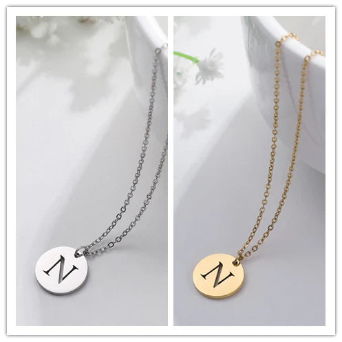 Elegant halsband med hänge i guld med bokstäver