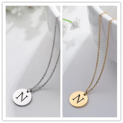 Elegant halsband med hänge i guld med bokstäver
