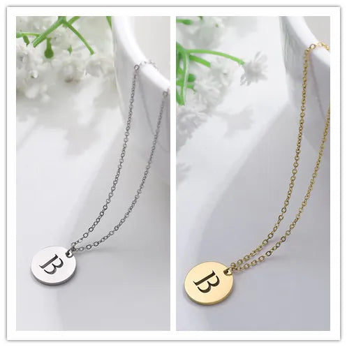 Elegant halsband med hänge i guld med bokstäver