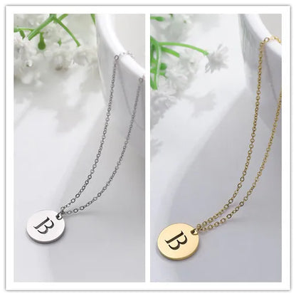 Elegant halsband med hänge i guld med bokstäver