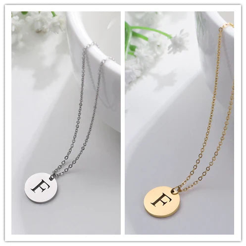 Elegant halsband med hänge i guld med bokstäver