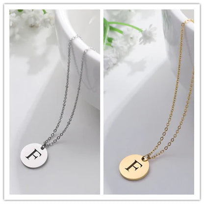 Elegant halsband med hänge i guld med bokstäver