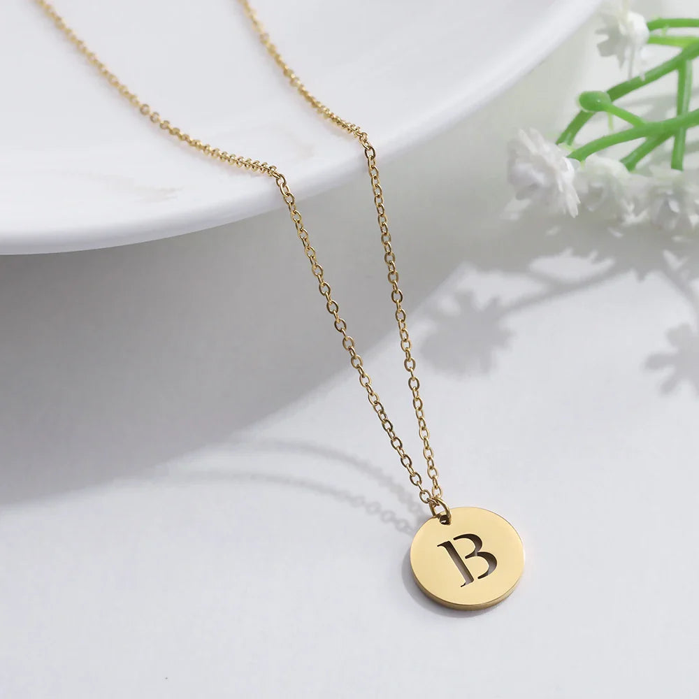 Elegant halsband med hänge i guld med bokstäver