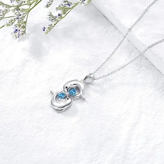 Halsband med opalblått delfinhänge 