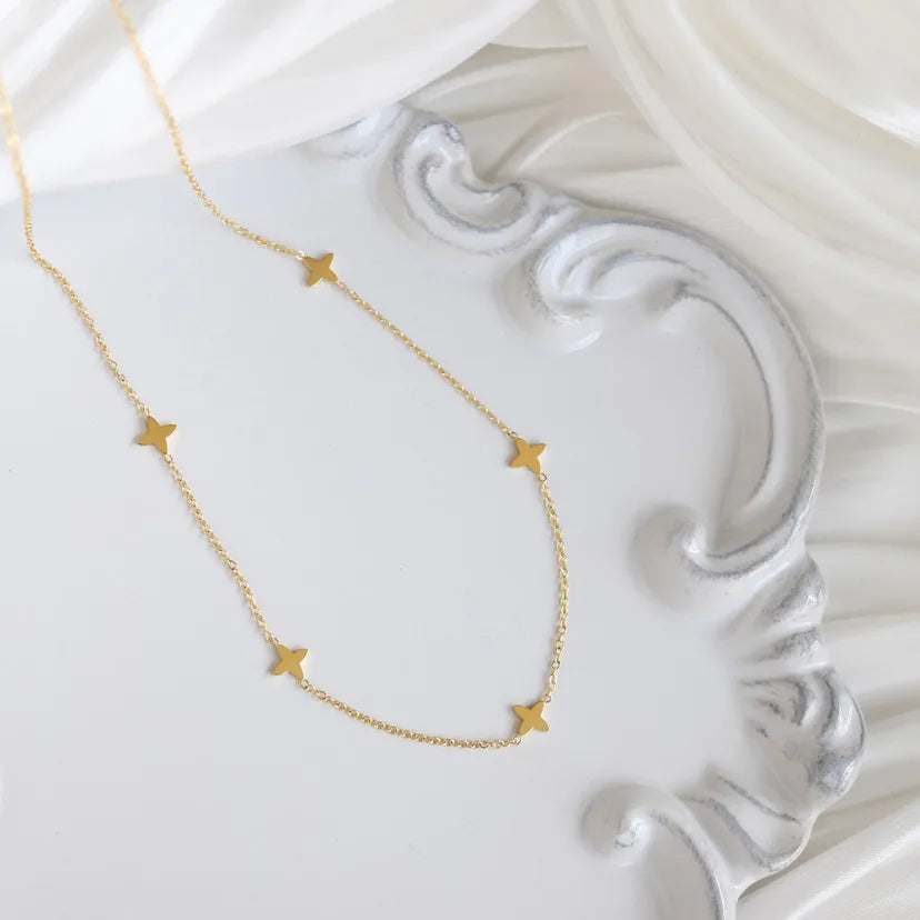 Halsband med gyllene stjärna och berlock