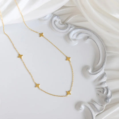 Halsband med gyllene stjärna och berlock
