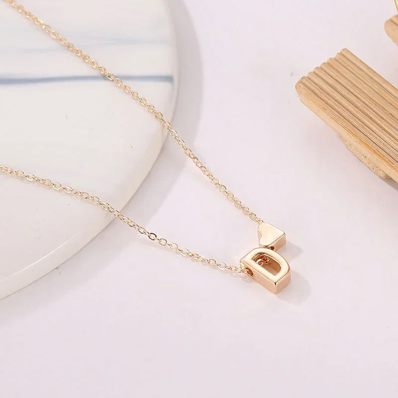 Halsband med gyllene hjärtan