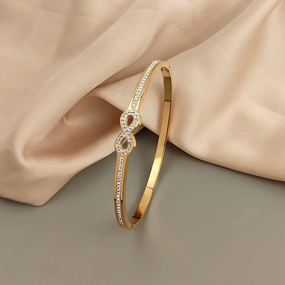 Lyxigt kristallarmband med oändlighet
