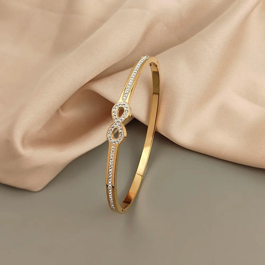 Lyxigt kristallarmband med oändlighet
