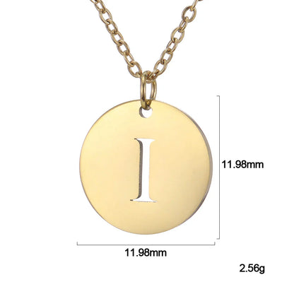 Elegant halsband med hänge i guld med bokstäver