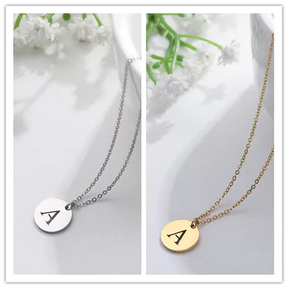 Elegant halsband med hänge i guld med bokstäver