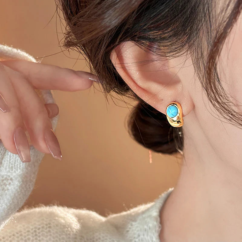 Tidlösa Böjda Örhängen i Koppar med Turkos