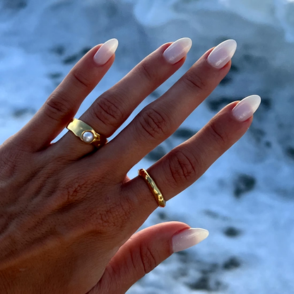 Elegant ring i naturlig guldpärla
