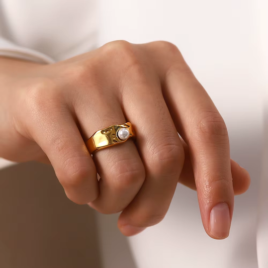 Elegant ring i naturlig guldpärla