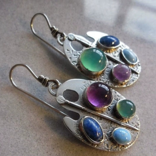 Flerfärgade stenörhängen i vintage-stil