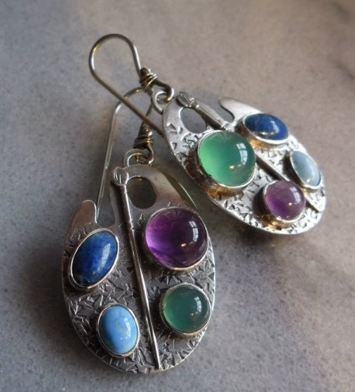 Flerfärgade stenörhängen i vintage-stil