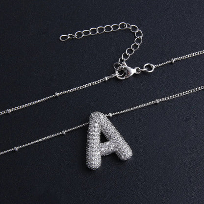Halsband med bubbelbokstäver och initialer | Vitt guld