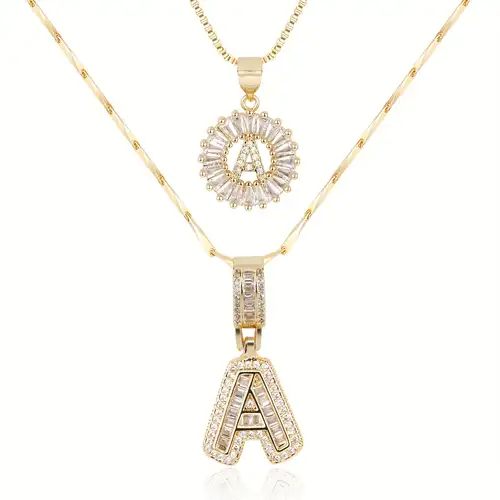 Halsband med bokstavsinitialer i moissanit