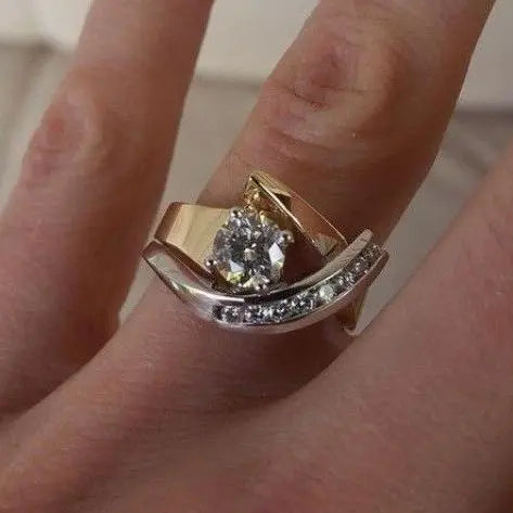 Antikinspirerad oregelbunden ring med zirkonia i guld och silver