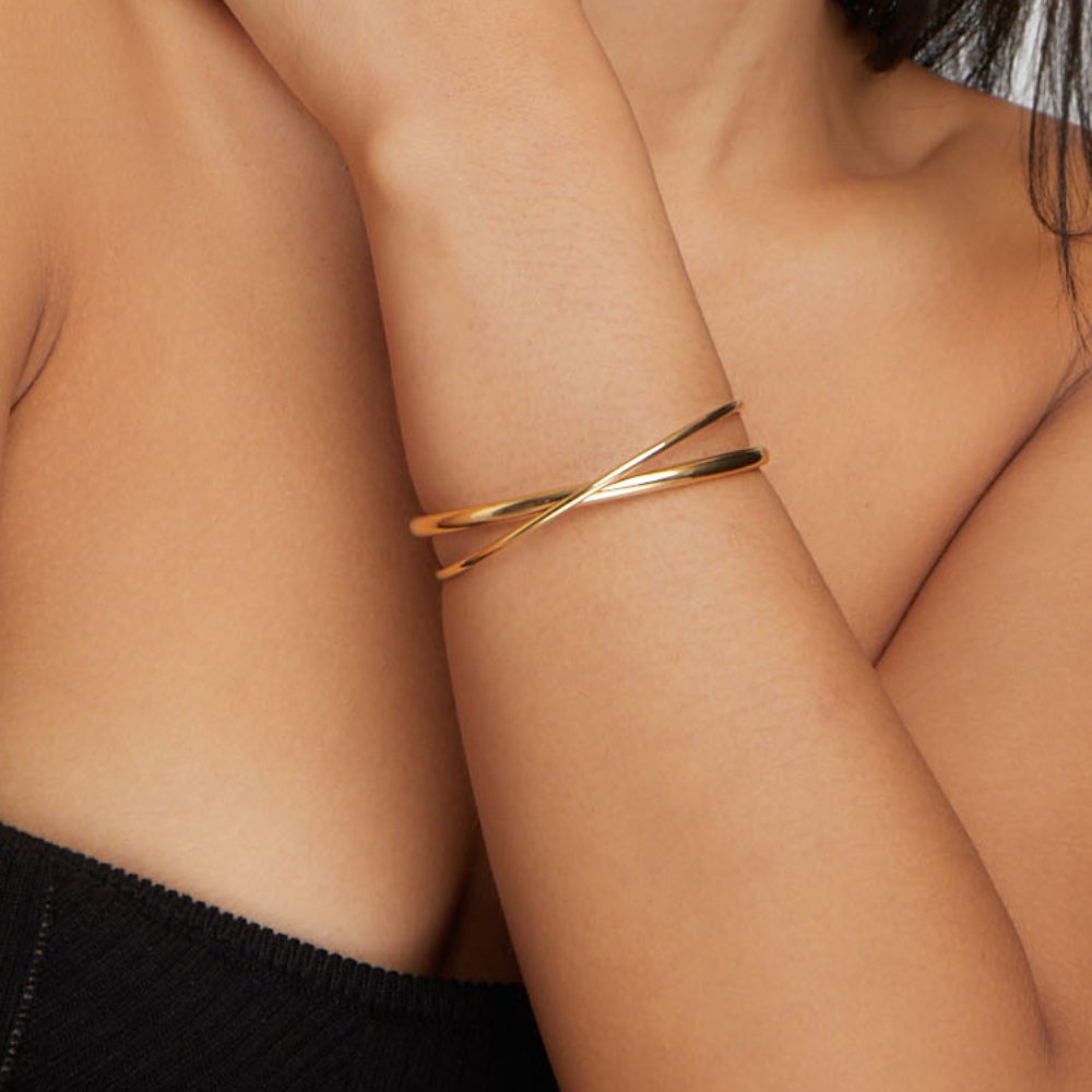 Armband med gyllene twist
