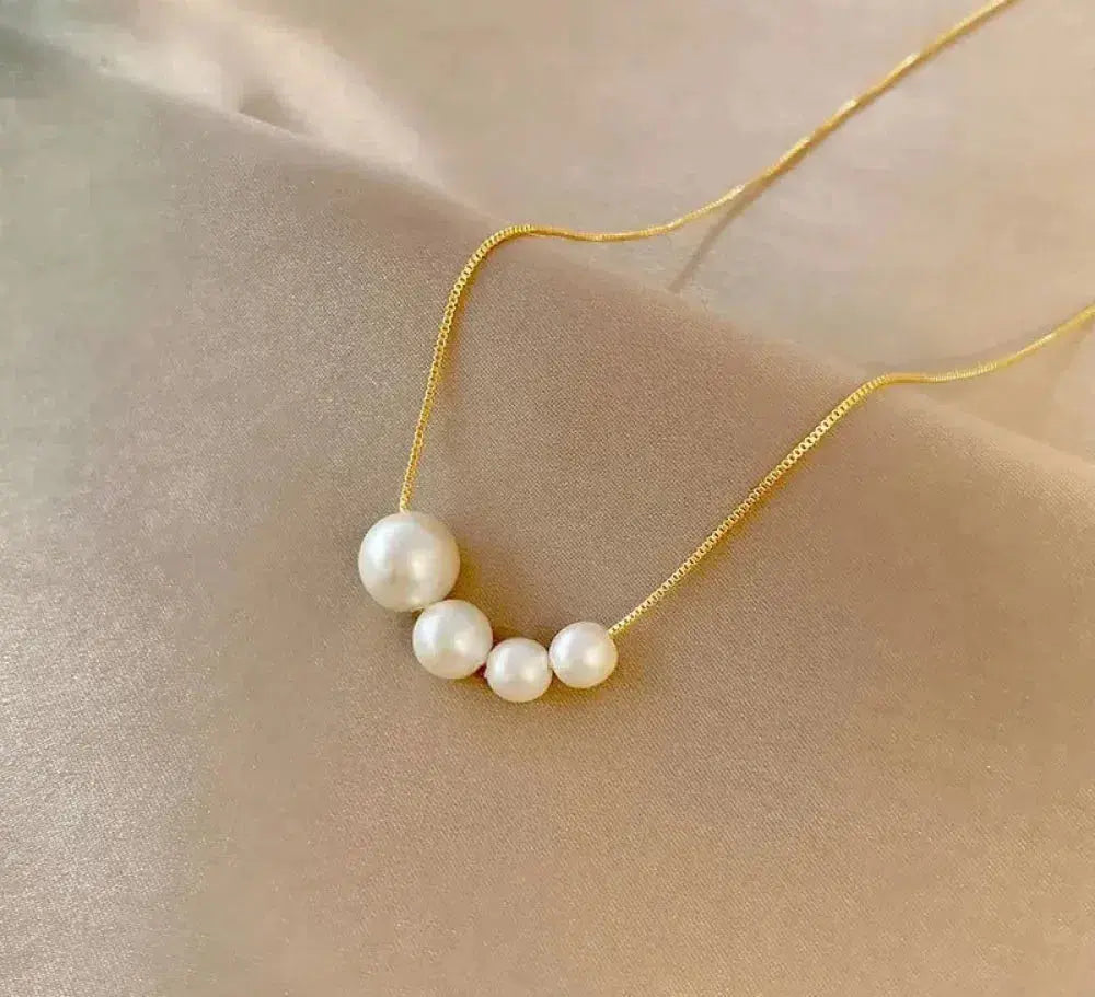 Elegant guldhalsband med sötvattenspärlor
