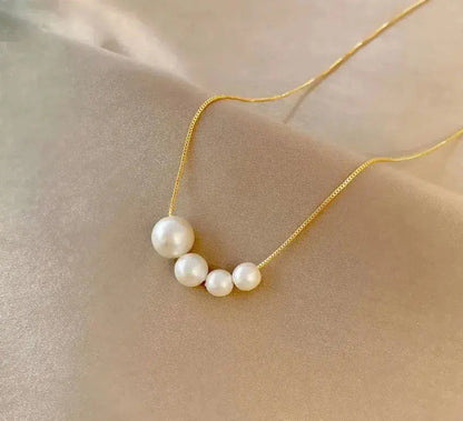Elegant guldhalsband med sötvattenspärlor