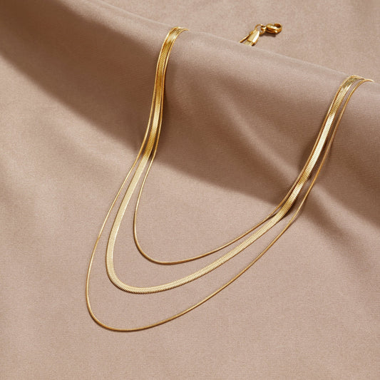 Halsband med trippellager i guld 