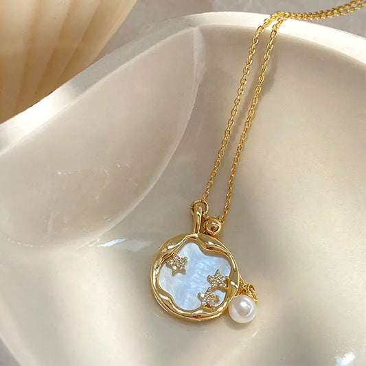 Halsband med månsten och pärla i guld