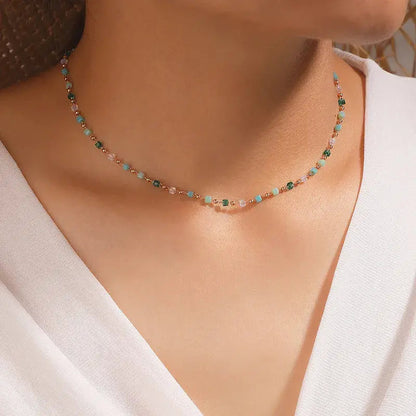 Förgyllt halsband med färgglada stendetaljer