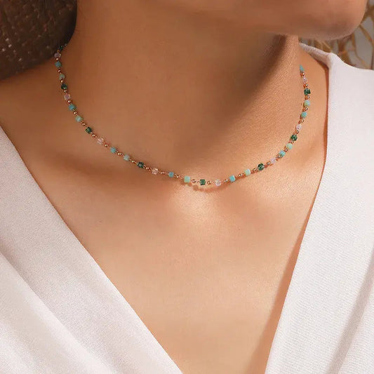Förgyllt halsband med färgglada stendetaljer