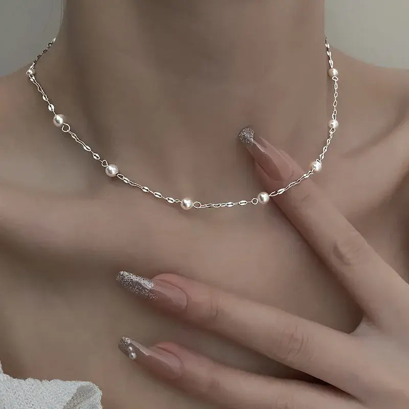 Elegant halsband av glänsande pärlor