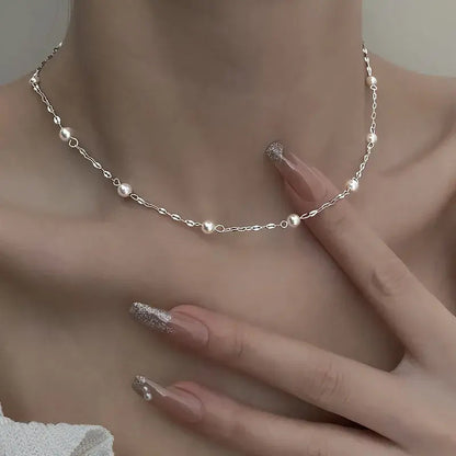 Elegant halsband av glänsande pärlor