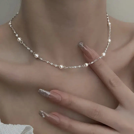 Elegant halsband av glänsande pärlor