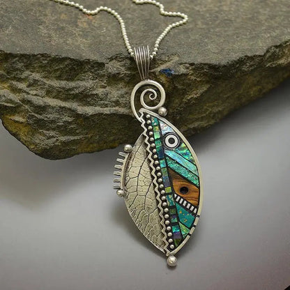 Halsband med grönt lövkristall i vintagesilver