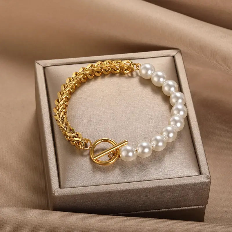Elegant armband i guld och pärla 