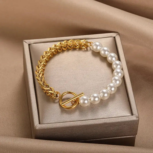 Elegant armband i guld och pärla 