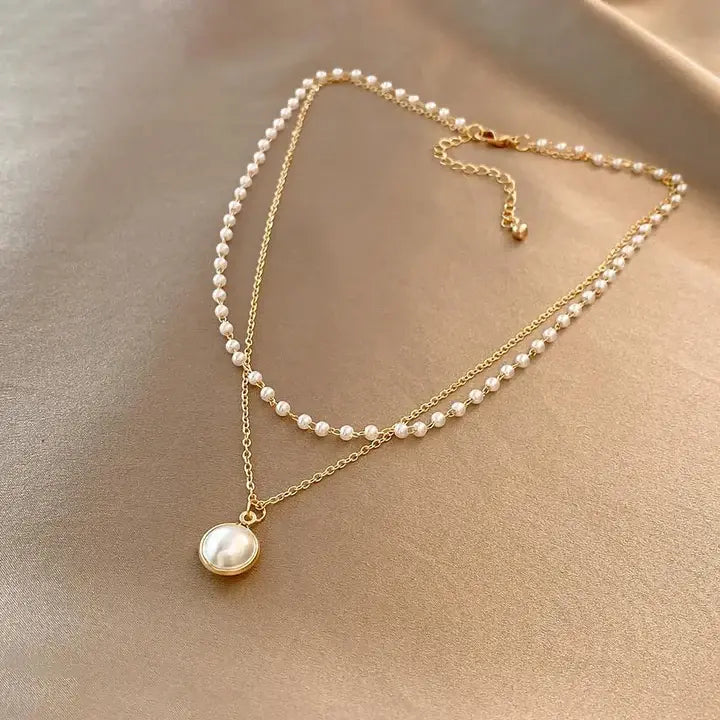Elegant guldhalsband med pärlor