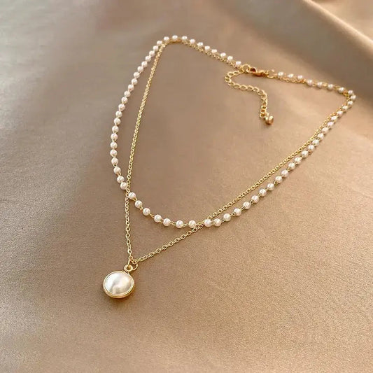 Elegant guldhalsband med pärlor