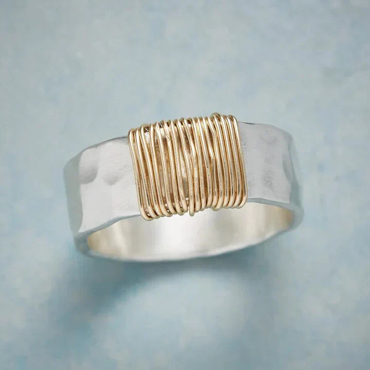 Tidlös guld- och silverring i vintagestil
