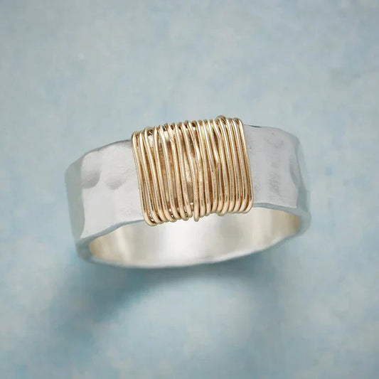 Tidlös guld- och silverring i vintagestil