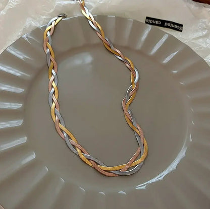Elegant halsband i guld och silver