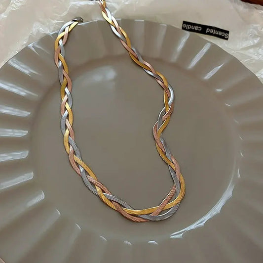 Elegant halsband i guld och silver
